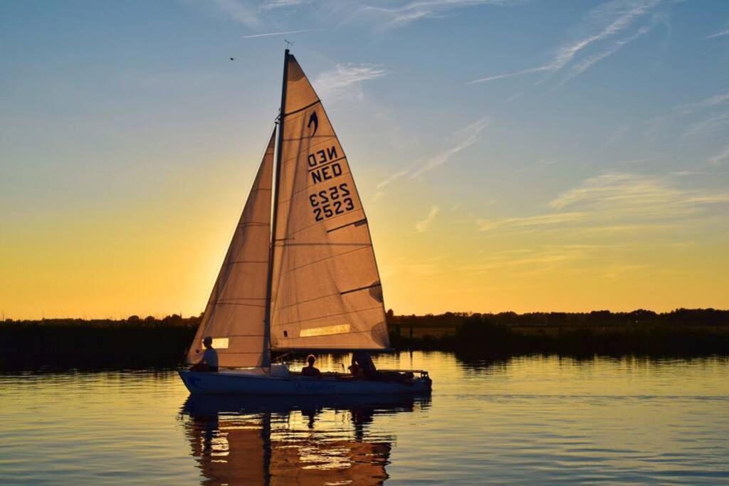 Mooi Vakantiehuis Prachtig Gelegen Aan Het Water Rijpwetering Esterno foto